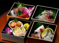 丁寧に丁寧に盛りつけた、新鮮で美味しい、お刺身盛合せです。