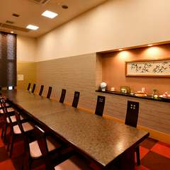 大宴会場を1/3に仕切れば、20名様前後の会場になります