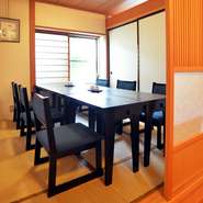 瑞々しい坪庭を眺める4人用の個室や、仕切りを取り除くと20名前後が座れる宴会向きの座敷、足腰の不自由な人も楽に腰掛けられるテーブル席など、多様な客席を用意。シチュエーションに合わせて利用できます。