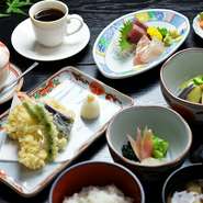 お膳は『石水膳』『懐石膳』など5種類あり、予算に合わせて選べます。おすすめは店の名を冠した『石水膳』（写真）がおすすめ。メインは天ぷら・魚・肉から選べ食後にコーヒーか紅茶付きです。