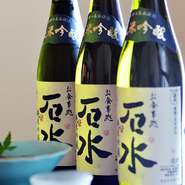 【石水】のオリジナルラベルが貼られた純米吟醸酒（750ml）。蔵元に注文してつくってもらっているオリジナルの日本酒で、辛口でもないがスッキリして飲みやすく和食に合います。おいしいお酒で食事も進みます。