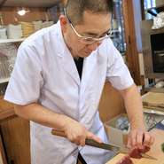 自分の目で見て素材を厳選。仕入れたものはなるべくその日に使い切り、常に新鮮な状態で出すことを心がけています。既製品よりも手づくりをモットーに。デザートの白玉ぜんざいは、餡を炊くところから手づくり。