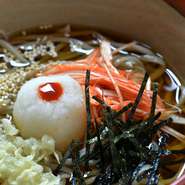 自家製そばに、ネギと唐辛子をあえたもの、天かす、胡麻、大根おろし、のりをのせた、ぶっかけのおそば。