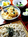 当店一番人気。手打ちそばと選べるミニ丼（2種類）付で男性も女性も大満足のお膳です。