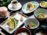 基本の和のものが一通りついてくる、店の名を冠した『石水膳』