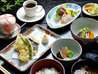 基本の和のものが一通りついてくる、店の名を冠した『石水膳』
