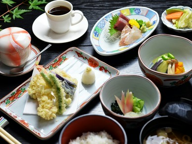 基本の和のものが一通りついてくる、店の名を冠した『石水膳』