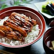 国内産の活鰻を使用し、炭で焼き上げます。期間限定で7～9月いっぱいご提供。漬け物と肝吸いつき。