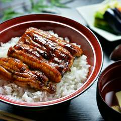 継ぎ足しながらつくるたれと炭火焼きで香ばしくおいしい『鰻丼』