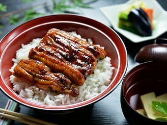 継ぎ足しながらつくるたれと炭火焼きで香ばしくおいしい『鰻丼』