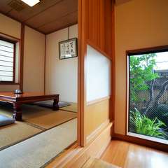 和風の落ち着いた店内には個室も用意。坪庭を望めます