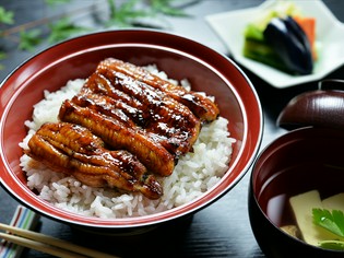 国産の活鰻を使った『鰻丼』は、期間限定で召し上がれます