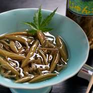 水のきれいなところでしか育たないじゅんさい。布引高原の麓でとれる生のものを扱っています。さっとゆがいてポン酢や麺つゆなどお好みの味でどうぞ。単品で、またお吸い物に入れたりして提供しています。