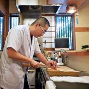 温かい物は温かいうちに、冷たいものは冷たくお出しするという、料理の基本をていねいに守るようにしています。天婦羅なら揚げたてをお出しするなど、つくり立てを召し上がっていただくことを心がけています。