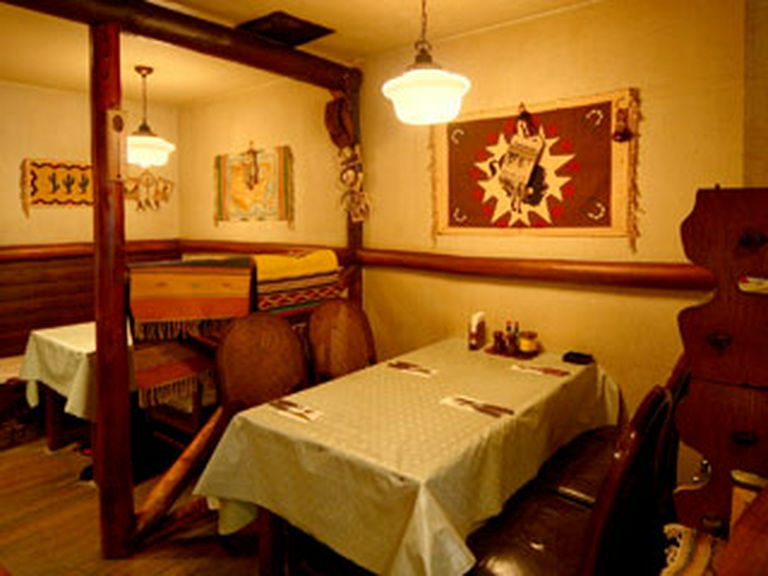 ゆったりサイズの椅子やテーブルでくつろげる