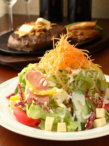 チーズ、サラミ、生ハムのイタリアンサラダ 820円