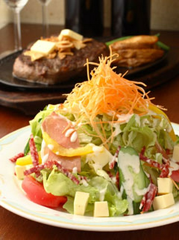 チーズ、サラミ、生ハムのイタリアンサラダ　820円