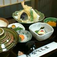 麦飯に山芋をお出汁で溶いたとろろ。天ぷらの盛り合わせに小鉢、香の物、味噌汁。お替りは白飯になります。