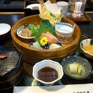 刺身、天ぷら、煮物、珍味など少量ずつ入るバラエティーにとんだ人気メニューです。1日10食限定です。