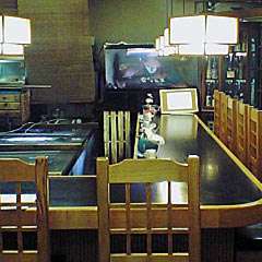 いけすを囲んだカウンター席