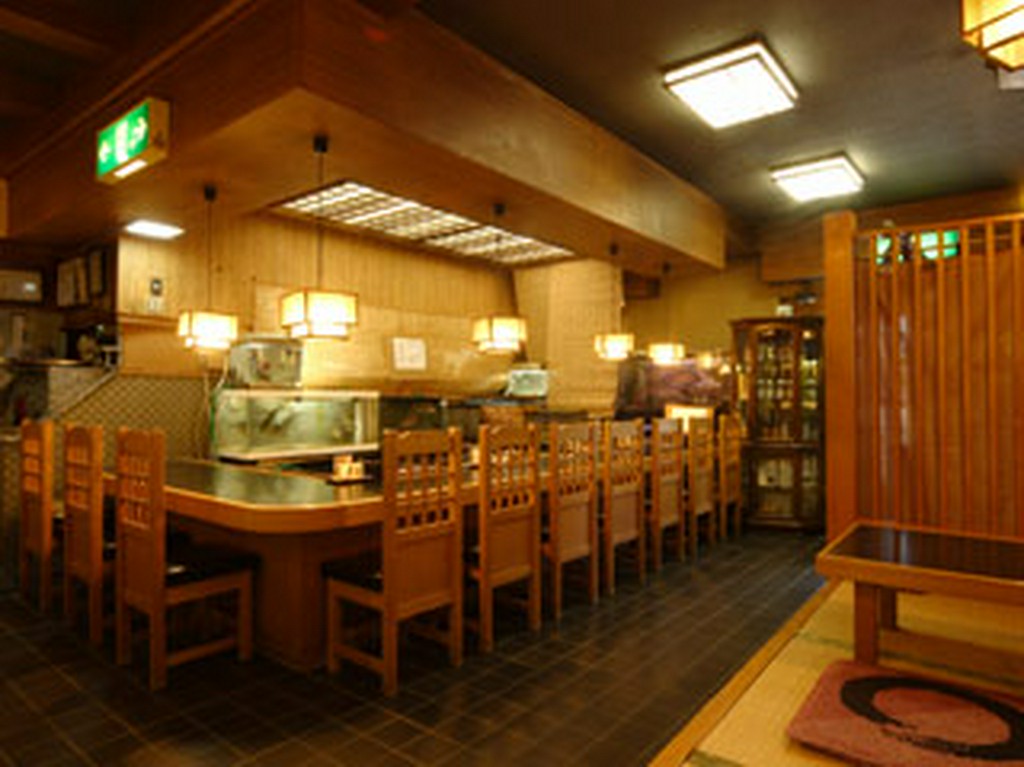 カウンターで生簀の魚を見ながら