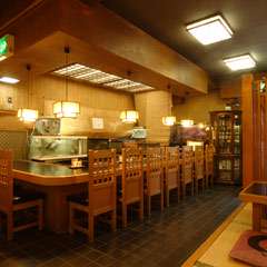 カウンターで生簀の魚を見ながら