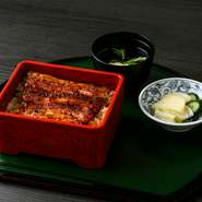 うな重は3種あり、どれもふっくら蒸しあげて秘伝のたれで味付けされています。山椒をのせればさらにおいしく。ご家族でゆったりお食事の時間をお楽しみ下さい。