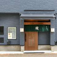 繁華街から少し離れた通りに位置する【さんしょ】。うなぎ店の多い浅草において、リーズナブルにおいしいうなぎを楽しめる穴場的名店です。 