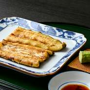 白焼きは静岡県産の生おろしわさびを添えて。白焼きの香ばしさとわさびの清涼感がたまりません。