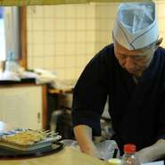料理に携わって50年以上の店主が捌くうなぎ。大ベテランの職人技を眺めるのも一興です。
