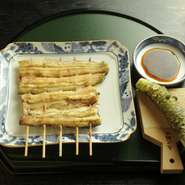 白焼きは静岡県産の生おろしわさびを添えて。白焼きの香ばしさとわさびの清涼感がたまりません。