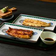 一尾分の鰻を、白焼と蒲焼の半身ずつ
単品。定食（ご飯・きも吸い・香の物、添え）も、ご用意できます