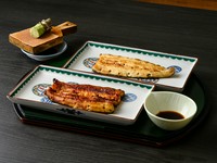 一尾分の鰻を、白焼と蒲焼の半身ずつ
単品。定食（ご飯・きも吸い・香の物、添え）も、ご用意できます
