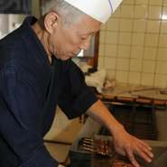 「いつでも新鮮なうなぎを召し上がっていただきたい」。この一心で、毎日のうなぎの仕入れから調理まで、すべて店主がじっくり行っています。
