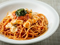 一味違う水牛のモッツァレラとたっぷりのバジリコペーストを混ぜ合わせて頂く、人気の一皿。