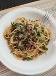 赤ワイン・バルサミコ・干しあんず・スパイスなどで煮込みます。和牛の風味がストレートに感じられます。