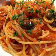 黒オリーブ、ケッパー、アンチョビのトマトソース。伝統的な料理はとてもおいしく、人気があります。