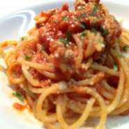 たくさんの香草やスパイスを使った、自家製のソーセージミートを炒めてトマトソースとあわせます。