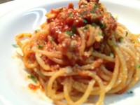たくさんの香草やスパイスを使った、自家製のソーセージミートを炒めてトマトソースとあわせます。