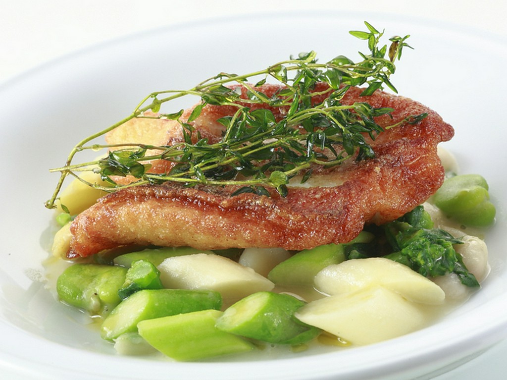 旬の味が楽しめる『本日のお魚のポワレ～季節の野菜のソース』