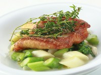 新鮮な魚介にセモリナ粉をまぶし、皮目をパリッと強めに焼いたメインディッシュ。ふっくら仕上げています。