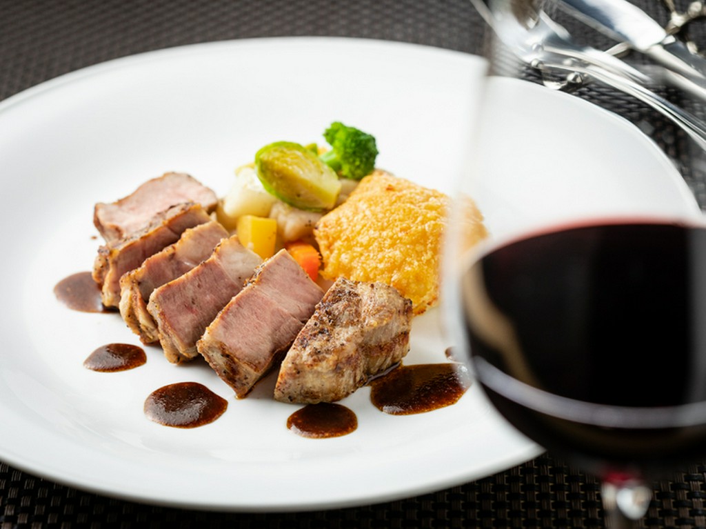 沖縄産 あぐー豚肩ロースのグリル～バルサミコソース