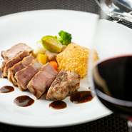 通常の豚肉に対し、コレステロールが4分の１、旨み成分のグルタミン酸が２倍あります。