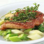 旬の味が楽しめる『本日のお魚のポワレ～季節の野菜のソース』