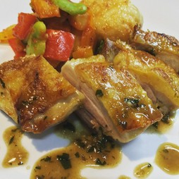 岩手産 ほろほろ鳥モモ肉のグリル~新玉ねぎと生ハムのソース