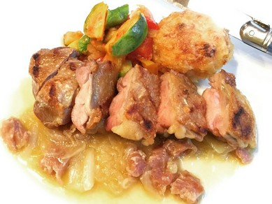 岩手産 ほろほろ鳥モモ肉のグリル~新玉ねぎと生ハムのソース