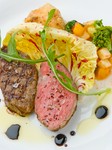 程良い脂肪分の甘味と、赤身の旨味と柔らかさ。あか牛には和牛本来の美味しさがあると言われています。