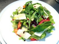 ６～７種類の野菜が入ったサラダ。珍しい野菜も入ります。