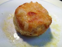 牛乳で煮たじゃがいもにグリエールチーズをたっぷりかけて焼き上げます。