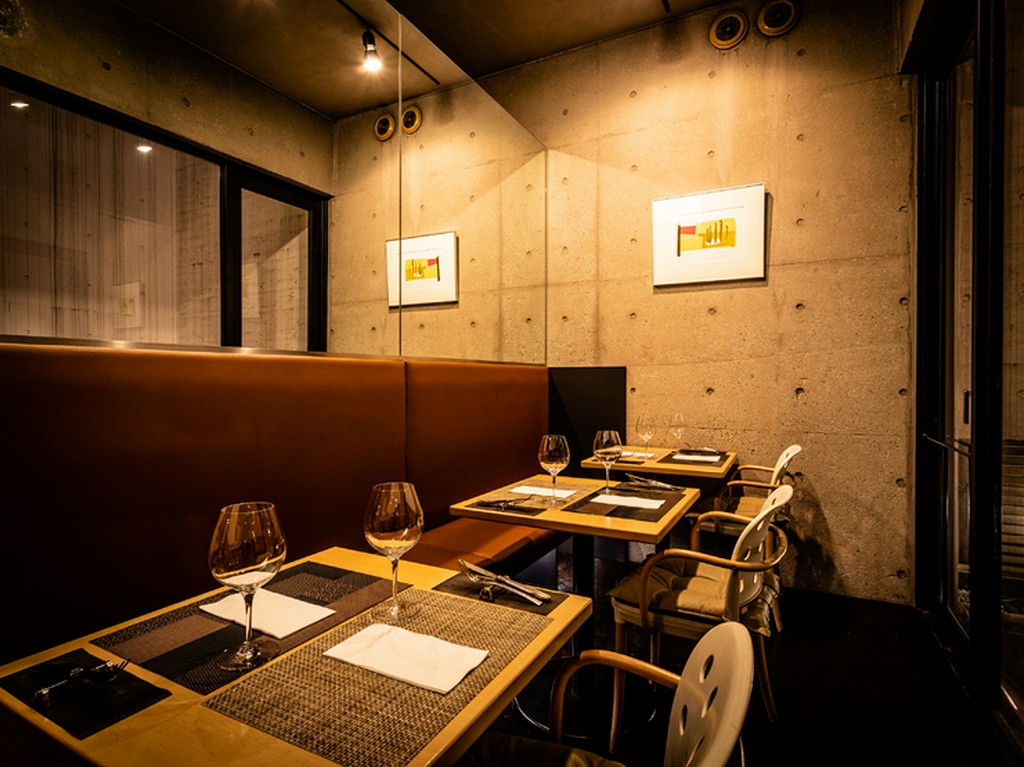 ゆったりとしたテーブル席です